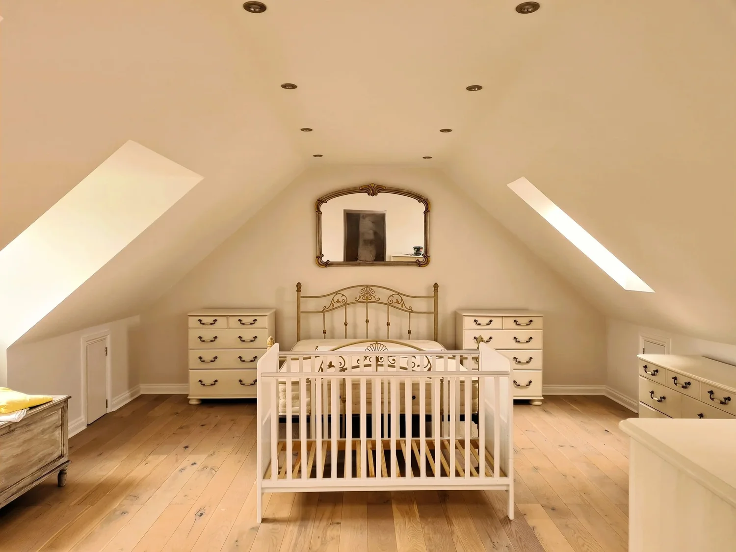 Light neutral bedroom decorating